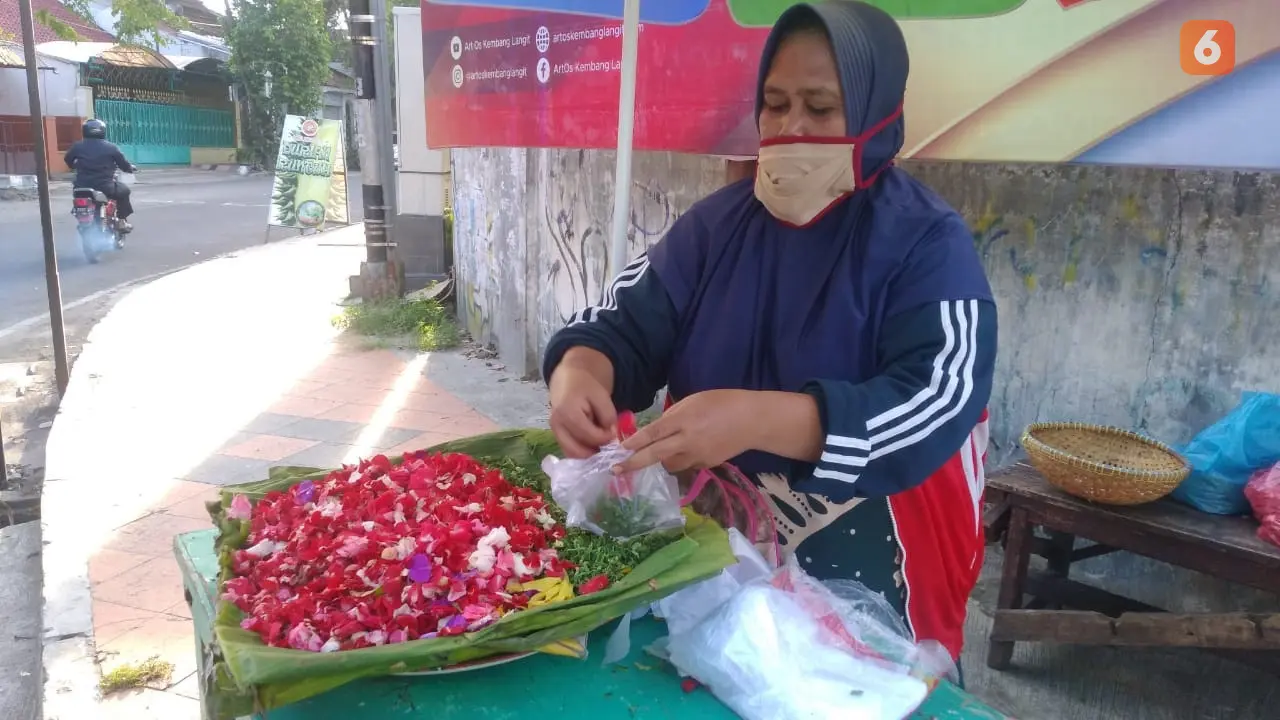 Amrosita salah satu penjual bunga tabur di Banyuwangi. (Hermawan Arifianto/Liputan6.com)