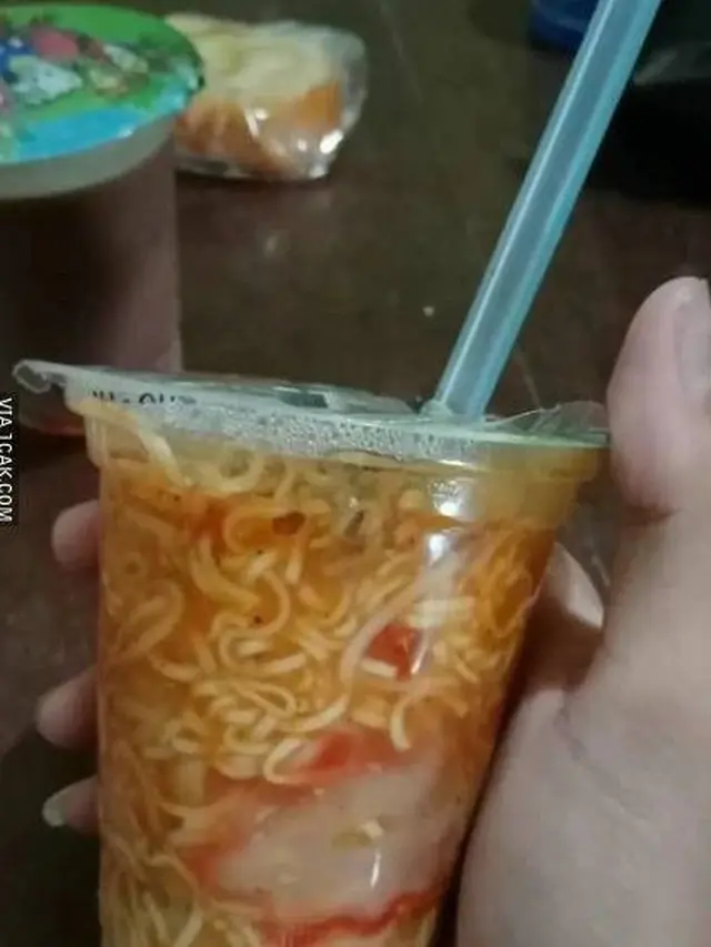 6 Potret Orang Menyusahkan Diri Sendiri saat Makan Ini Bikin Tepuk Jidat