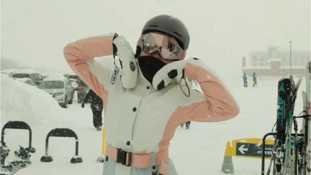 Potret Azizah Salsha Main Ski di Niseko Jepang (credit: https://www.instagram.com/azizahsalsha_/)