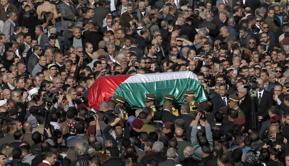 Ribuan orang menghadiri pemakaman Menteri Palestina Ziad Abu Ein, Kamis (11/12/2014) sore waktu setempat. (AFP PHOTO/Ahmad Gharabli)
