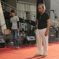 Berbagai komunitas menggenang seniman besar Indonesia yang meninggalnya WS Rendra, tujuh tahun silam. Minggu, (7/8) Komunitas Senja Sastra (Sentra) menggelar di kampus 2 Unswagati Cirebon dengan tajuk Merendra Kawindra Rendra. (Andy Masela/Bintang.com)