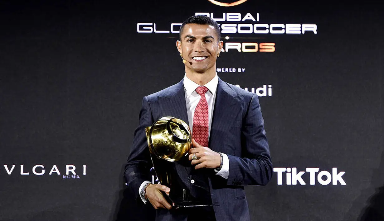 Striker Juventus, Cristiano Ronaldo, berpose saat ajang Globe Soccer Award 2020 di Dubai, Minggu (27/12/2020). CR7 meraih penghargaan sebagai pemain terbaik abad ini setelah berhasil mengungguli Lionel Messi. (Fabio Ferrari/La Presse/AP)