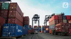 Aktivitas bongkar muat peti kemas di Jakarta International Container Terminal (JICT), Tanjung Priok, Jakarta, Sabtu (12/4/2025). (Liputan6.com/Angga Yuniar)