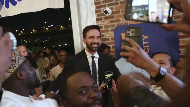 Zohran Mamdani deklarasi kemenangan jadi wali kota keturunan India-Amerika dan Muslim pertama di New York City bersama para pendukungnya di pesta primary election pada Rabu (25/6/2025). (AP/Heather Khalifa)