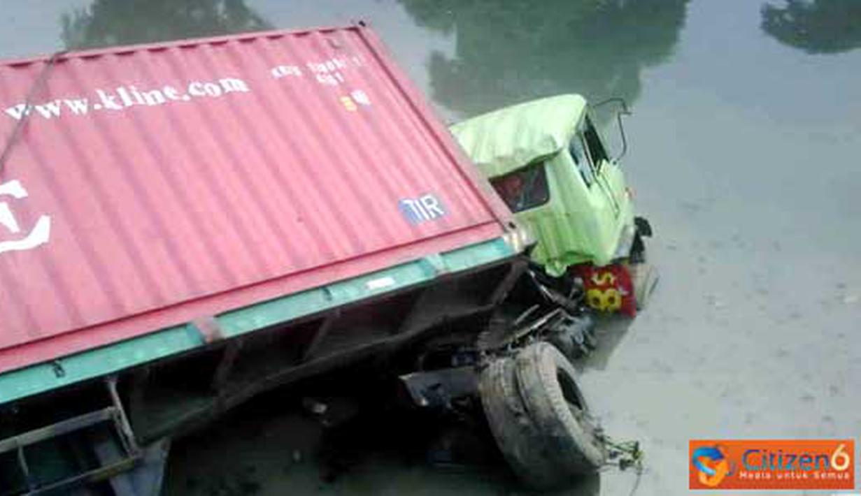Citizen6, Jakarta: Truk dari arah Jakarta menuju Tangerang, terpelosok ke sungai di bilangan Kali Deres sekitar KM-17. Menurut saksi, supir truk tidak bisa mengendalikan kemudinya. (Pengirim: Tinus)