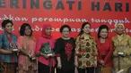 Penerima Sarinah Award berpose bersama Ketua Umum PDIP Megawati Soekarno Putri dan Menteri Puan Maharani, Jakarta, Senin (22/12/2014). (Liputan6.com/Herman Zakharia)