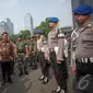 Ahok bersama Kapolda Metro Jaya Inspektur Jenderal Unggung Cahyono memeriksa kesiapan personil saat apel kesiapan pengamanan pelantikan Presiden, Jakarta, Kamis (16/10/2014) (Liputan6.com/Faizal Fanani)