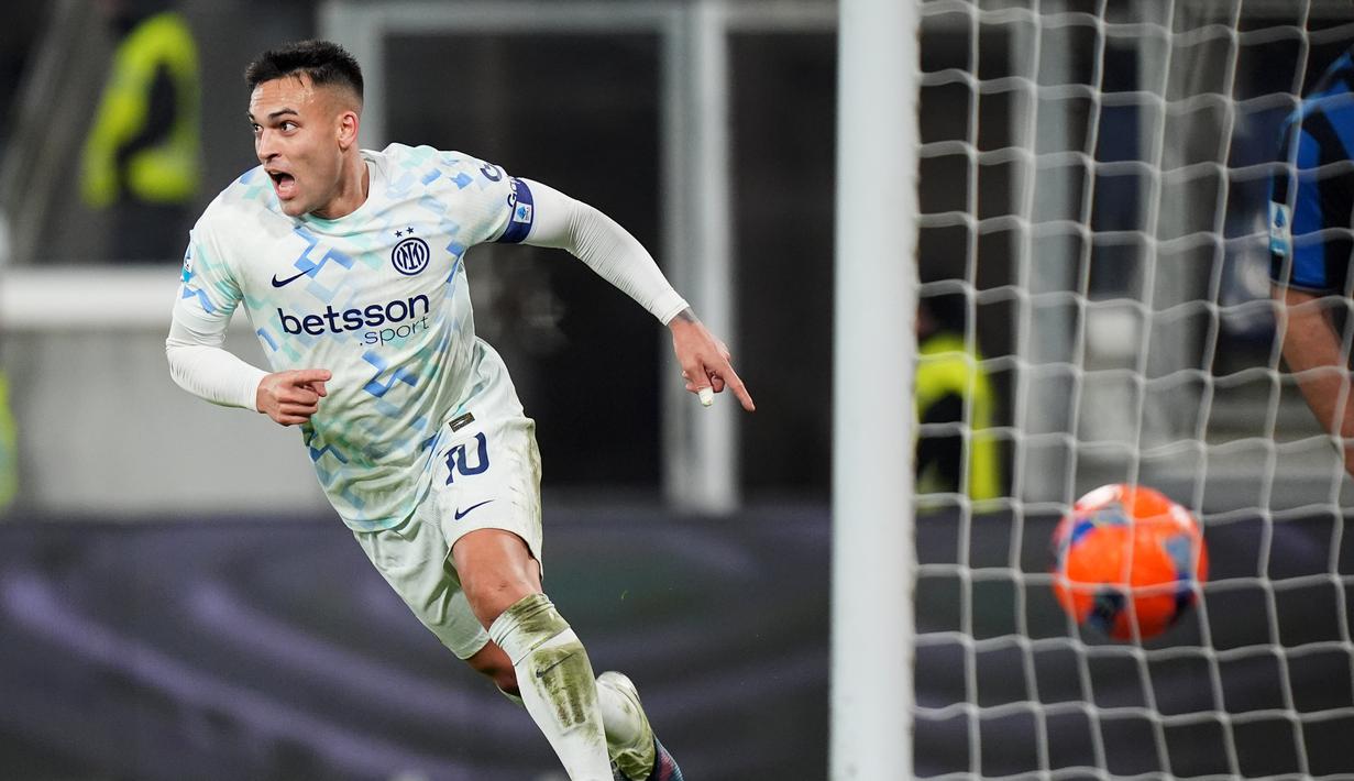 Pemain Inter Milan, Lautaro Martinez, melakukan selebrasi setelah mencetak gol ke gawang Atalanta pada pekan ke-17 Liga Italia di Stadion Gewiss, Bergamo, pada Senin (29/12/2025) dini hari WIB. Nerazzurri menang 1-0. (Spada/LaPresse via AP)