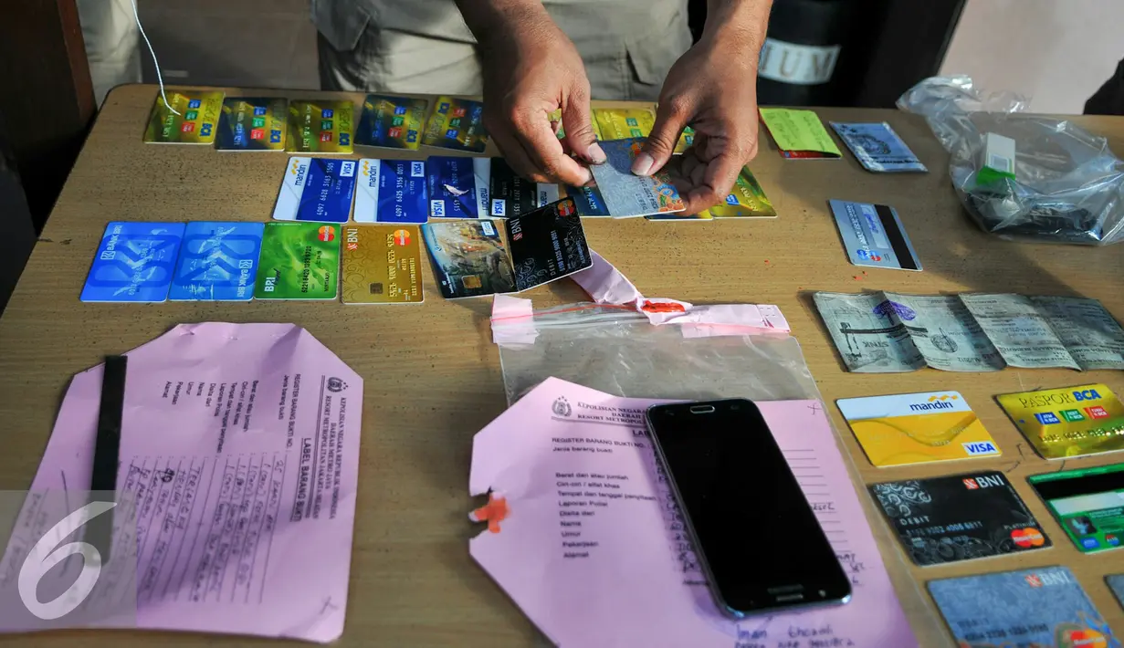 Barang bukti puluhan kartu ATM dari hasil pencurian oleh pelaku yang diamankan Polres Jaksel, Jumat (10/6). Polres Metro Jaksel berhasil meringkus 11 pelaku kejahatan diantaranya perampokan, Begal dan pencurian ATM. (Liputan6.com/Yoppy Renato)