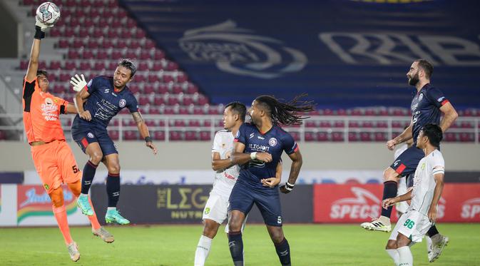 Duel Arema FC kontra Persebaya Surabaya dalam laga pekan ke-11 BRI Liga 1 2021/2022 di Stadion Manahan, Solo, Sabtu (6/11/2021). Laga bertajuk Derbi Jatim ini berakhir imbang 2-2. (Bola.com/Bagaskara Lazuardi)