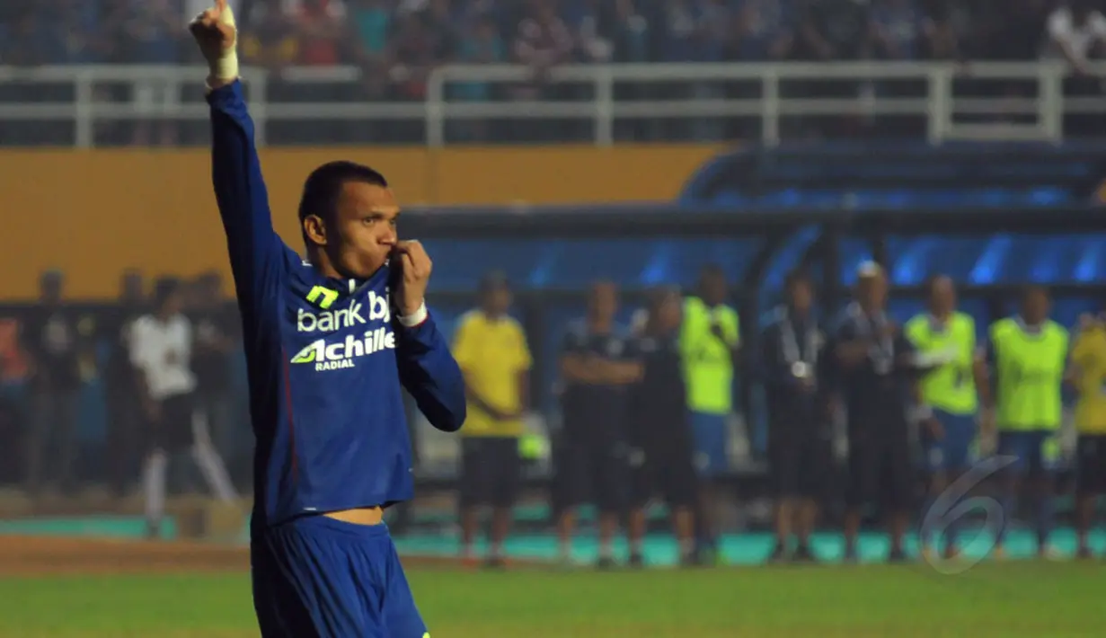 Ferdinand Sinaga mencium lambang Persib Bandung usai mencetak gol saat laga adu penalti melawan Persipura Jayapura di Stadion Gelora Sriwijaya, Palembang, (7/11/2014). (Liputan6.com/Helmi Fithriansyah)