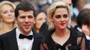 Aktris Kristen Stewart berjalan bersama aktor Jesse Eisenberg saat tiba dalam pembukaan Festival Film Cannes ke-69 di Cannes, Prancis selatan, Rabu (11/5/2016). (AFP PHOTO / Valery Hache)