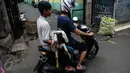 Pembeli membawa kambing yang dibelinya dengan motor di Pasar Kambing Tanah Abang, Jakarta, Minggu (11/9). Satu hari jelang Idul Adha 1437 H, pedagang di pasar itu bisa menjual 70-90 ekor per hari dari harga Rp 2 juta - 5 juta. (Liputan6.com/Faizal Fanani)