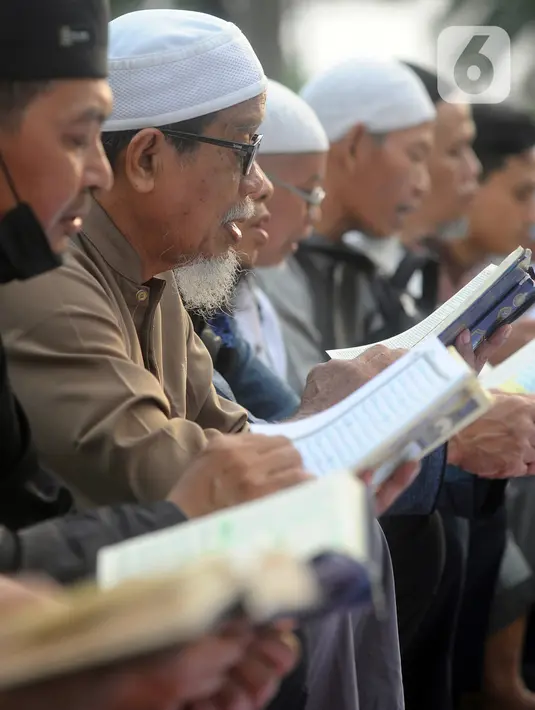 Sebagai informasi, ada beberapa kasus aktivis yang secara terbuka merobek halaman Alquran dan membakarnya, terutama di negara-negara Nordik. (merdeka.com/Arie Basuki)