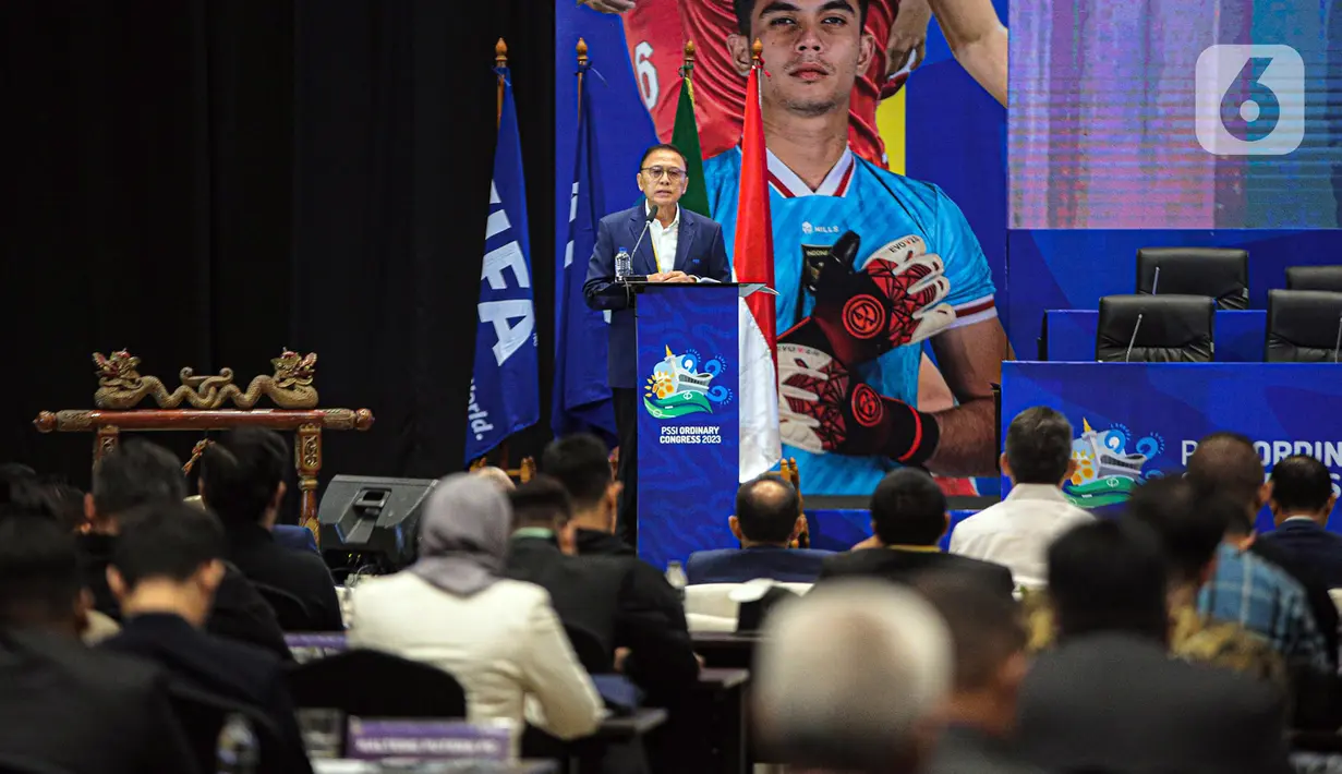 Ketua Umum PSSI Mochamad Iriawan menyampaikan pidato saat pembukaan Kongres Biasa PSSI 2023 di Jakarta, Minggu (15/1/2023). Kongres Biasa PSSI 2023 membahas beberapa agenda di antaranya Komite Pemilihan (KP) dan Komite Banding Pemilihan (KBP). (Liputan6.com/Faizal Fanani)