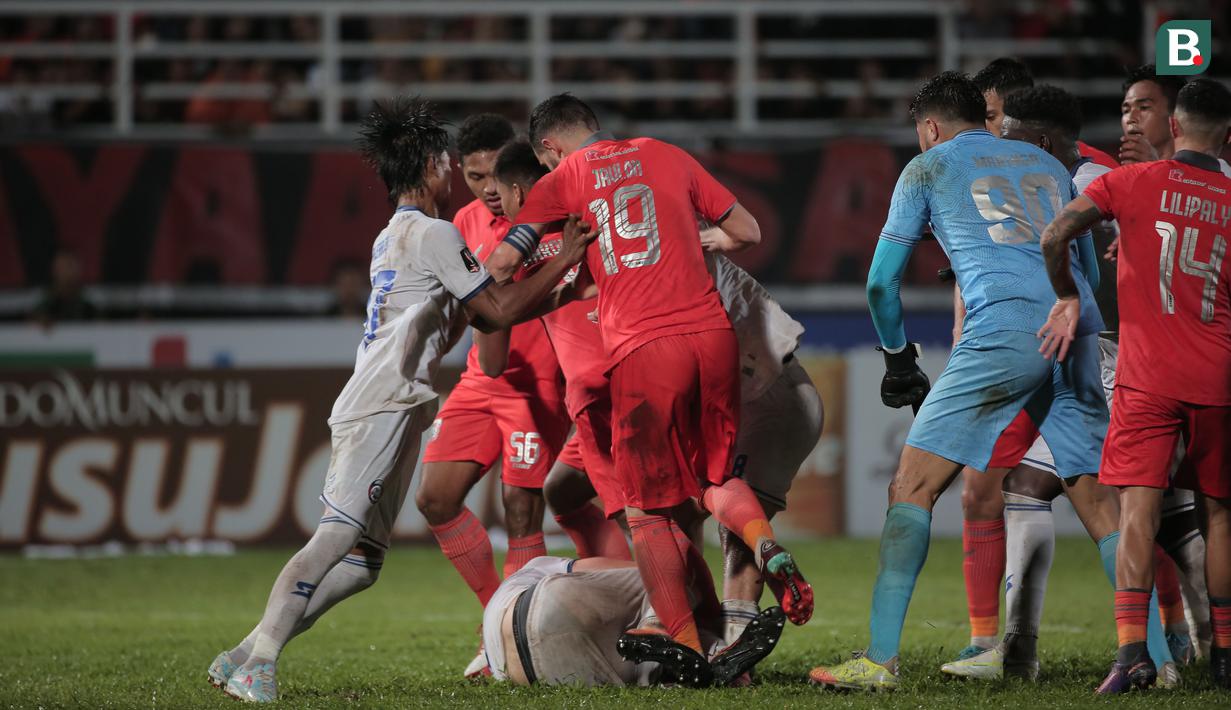 Kapten tim Arema FC, Johan Ahmat Farizi (kiri) melerai keributan yang terjadi antara Javlon Guseynov dan Sergio Silva. (Bola.com/Ikhwan Yanuar)