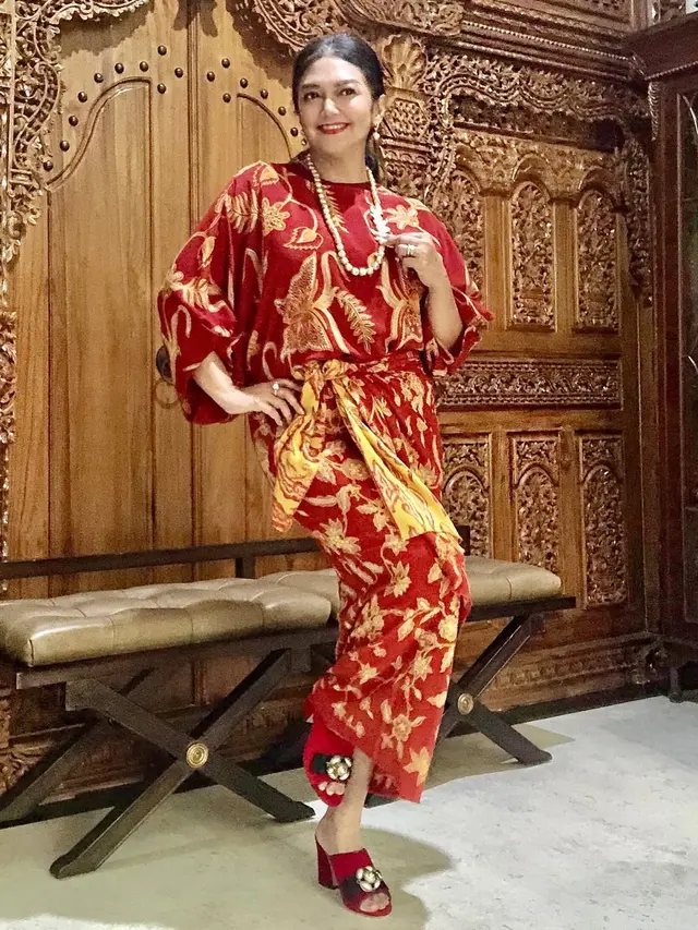 Inspirasi Outfit Batik ala Bella Saphira