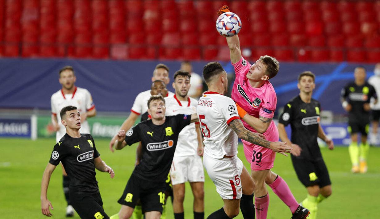 Kiper Krasnodar, Matvei Safonov, menghalau bola saat melawan Sevilla pada laga Liga Champions di Stadion Ramon Sanchez Pijuan, Kamis (5/11/2020). Sevilla menang dengan skor 3-2. (AP Photo/Miguel Morenatti)