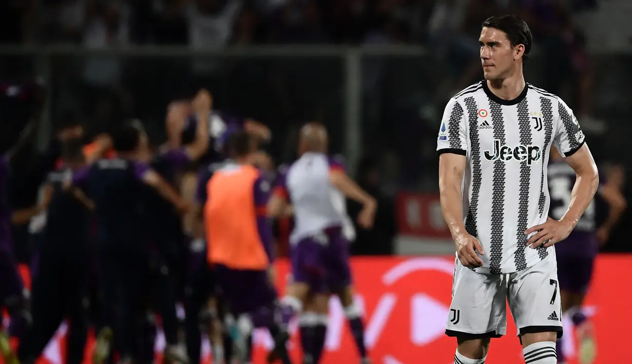Pemain Juventus, Dusan Vlahovic musim lalu menggunakan nomor punggung 7, nomor yang pernah digunakan Cristiano Ronaldo semasa membela Si Nyonya Besar. Vlahovic kini mengenakan nomor punggung 9, nomor yang identik dengan posisi striker utama. (AFP/Filippo Monteforte)