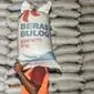Nampak seorang pegawai tengah memindahkan beras di salah satu gudang penyimpanan beras bulog. (Liputan6.com/Jayadi Supriadin)