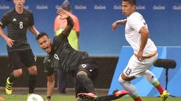 Pemain Jerman, Davie Selke (kiri), berebut bola dengan pemain Meksiko, Carlos Salcedo, pada laga perdana Grup C Olimpiade Rio 2016 di Arena Fonte Nova, Jumat (5/8/2016) dini hari WIB. (AFP/Nelson Almeida)