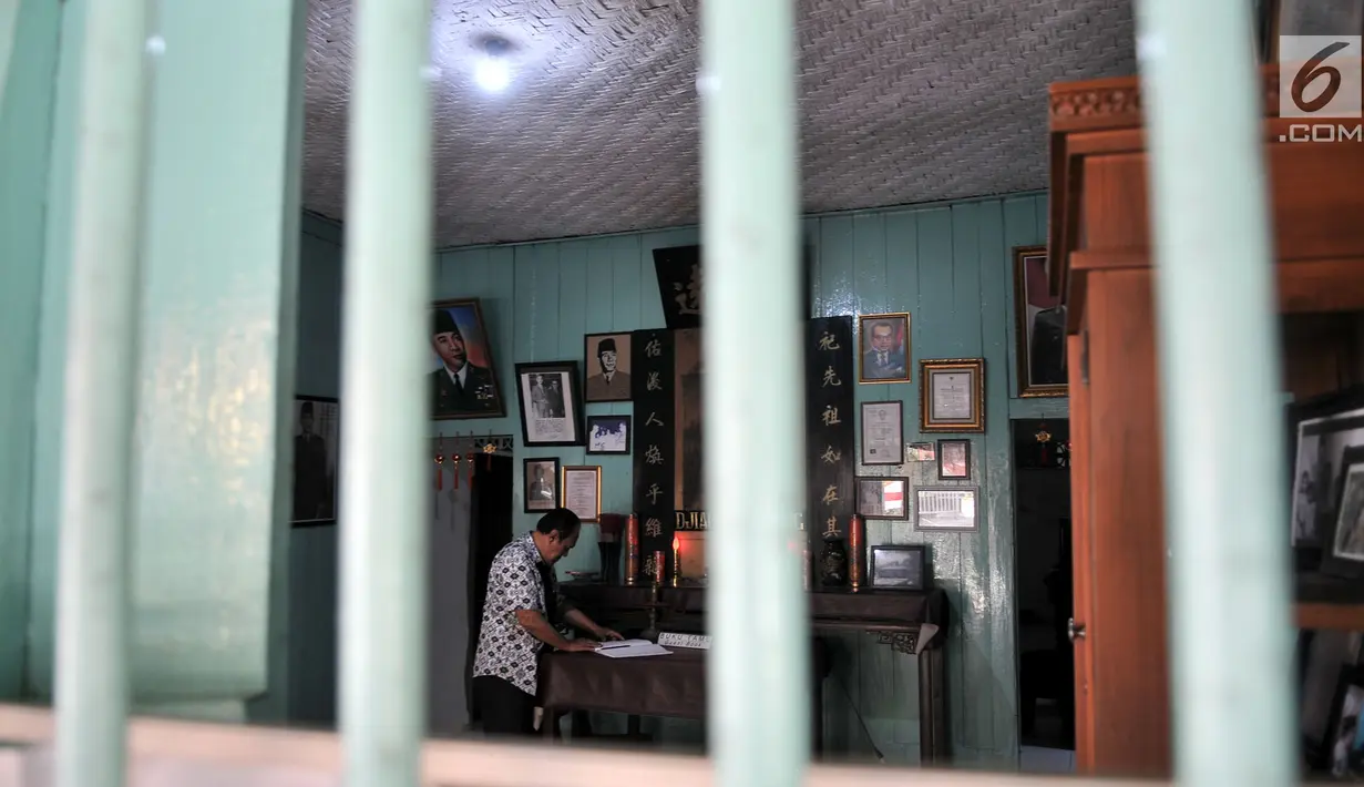 Cucu warga Tionghoa yang rumahnya digunakan tokoh muda Indonesia, Djanto Djoewari alias Djiauw Kiang Lin (70) berdiri di Rumah Pengasingan Sukarno dan Mohammad Hatta di Rengasdengklok, Karawang, Jawa Barat, Kamis (16/8). (Merdeka.com/Iqbal Nugroho)