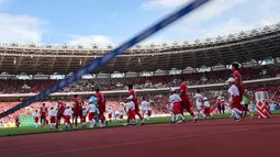 Para pemain Timnas Indonesia dan Vietnam memasuki lapangan sebelum dimulainya laga leg pertama babak semifinal Piala AFF 2022 di Stadion Utama Gelora Bung Karno (SUGBK), Jumat (6/1/2023) sore WIB. Dalam beberapa laga sebelumnya, pasukan Shin Tae-yong masih nir-kemenangan atas Vietnam. (Bola.com/Bagaskara Lazuardi)