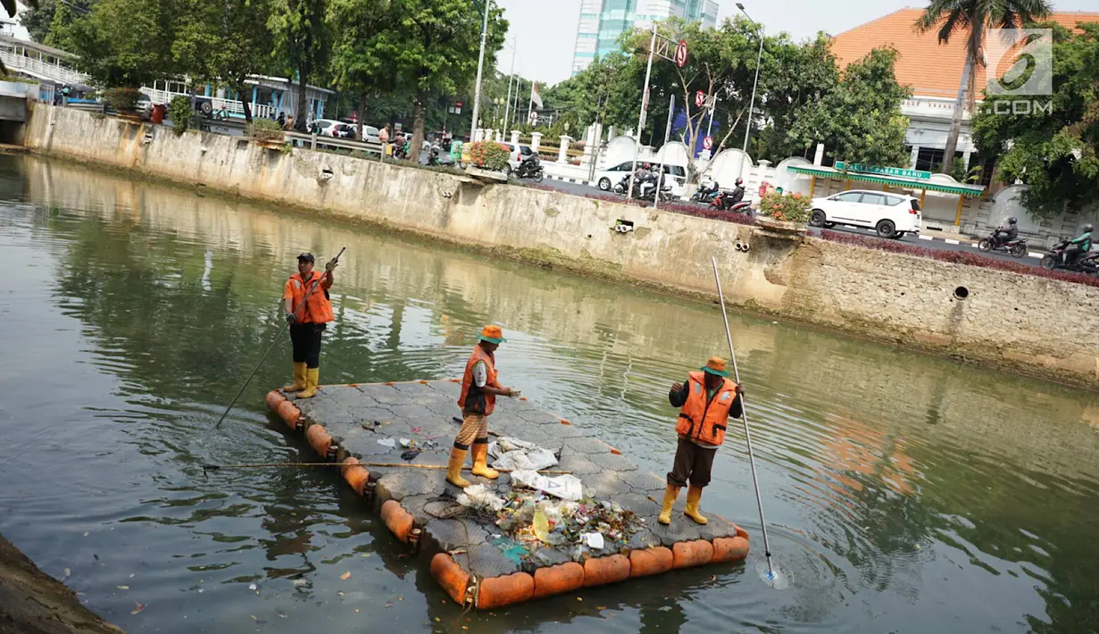 Petugas membersihkan sampah plastik yang mengapung di aliran anak Sungai Ciliwung, Pasar Baru, Jakarta, Selasa (6/8/2019). Perilaku buruk sebagian masyarakat yang membuang sampah sembarangan menyebabkan petugas harus membersihkan sungai setiap hari. (Liputan6.com/Immanuel Antonius)