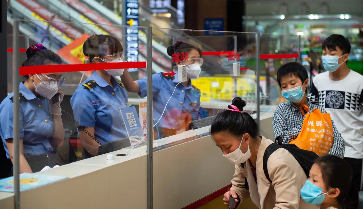 Penumpang terlihat di Stasiun Kereta Api Beijing di Beijing, China (18/6/2020). Menyusul peningkatan tanggap darurat COVID-19  dari Level III ke Level II di Beijing, Stasiun Kereta Api Beijing melakukan langkah-langkah ketat untuk mengendalikan penyebaran  COVID-19. (Xinhua/Chen Zhonghao)