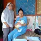 Kader posyandu dan bidan saat mengunjungi kediaman Risky, bayi usia 1 tahun 7 bulan yang mengalami gizi buruk di Kecamatan Cikembar Kabupaten Sukabumi (Liputan6.com/Istimewa).