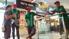 Pemain Timnas Indonesia, Stefano Lilipaly (tengah), M. Abduh Lestaluhu (kanan) dan Manahati Lestusen (kiri), bersantai di sebuah pusat perbelanjaan di Makati City, Manila, Filipina, Minggu (20/11/2016). (Bola.com/Nicklas Hanoatubun)