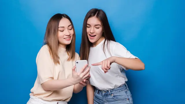 Ilustrasi main HP, tebak-tebakan lucu