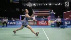 Tunggal putri Amerika Serikat, Beiwen Zhang saat berlaga melawan Sun Yu (China) dalam babak perempat final Indonesia Open 2017 di JCC Plenary Hal, Jakarta, Jumat (16/6). Beiwen Zhang (USA) menang 21-15, 21-19. (Liputan6.com/Faizal Fanani)