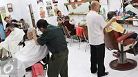Pangkas Rambut Ko Tang, Para Pejabat, dan Mitos Membawa Hoki