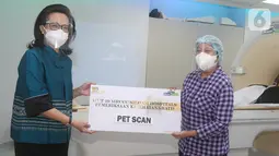 Direktur MRCCC Siloam dr. Adityawati Ganggaiswari, M.Biomed (kiri) memberikan voucher pemeriksaan Positron Emission Tomography - Computed Tomography (PET CT) bagi penyintas dan pasien kanker di Jakarta, Rabu (14/7/2021). Sebanyak 10 voucher diberikan kepada 10 pasien kanker. (Liputan6.com/HO/MRCCC)