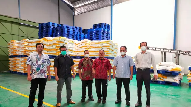 Kabid Industri Dinas Perdagangan Sumut Ir. Sujatmiko MSi beserta staf didampingi GM PT PIR Andrey meninjau alur produksi GulaVit di KIM-3 Belawan.