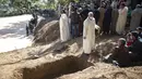 Seorang pria tua berdiri di samping makam yang digali untuk Rayan Oram (5) di Desa Ighran, Provinsi Chefchaouen, Maroko, 7 Februari 2022. Rayan Oram meninggal setelah terjebak selama lima hari dalam sumur kering sedalam 32 meter. (AP Photo/Mosa'ab Elshamy)
