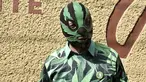 Seorang aktivis memakai topeng dan kostum bermotif ganja saat mengelar aksi di depan Komisi Federal untuk Perlindungan terhadap Risiko Sanitary (COFEPRIS) untuk budidaya dan penggunaan ganja sebagai obat di Mexico City (20/11). (AFP PHOTO/Yuri Cortez)