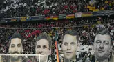 Saat pertandingan baru dimulai, penggemar Timnas Jerman menampilkan koreo di tribune belakang gawang. Penggemar menggunakan momen ini untuk memberikan penghormatan kepada empat pemain Timnas Jerman yang baru saja pensiun dari sepak bola internasional. (AP Photo/Matthias Schrader)