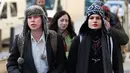 Mahasiswa Inggris Lauri Love (kiri) dan pacaranya Sylvia Mann tiba di Pengadilan Tinggi di London (5/2). Lauri Love akan mendapatkan hukuman 99 tahun penjara jika dia dinyatakan bersalah. (AFP Photo/Daniel Leal-Olivas)