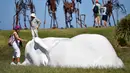 Pengunjung melihat patung seniman Sonia Payes selama pameran "Sculpture by the Sea" di dekat pantai Bondi di Sydney (19/10). Pameran ini menampilkan lebih dari 100 patung karya seniman dari Australia dan seluruh dunia. (AFP Photo/Saeed Khan)
