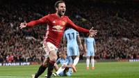 Gelandang Manchester United Juan Mata merayakan gol ke gawang Manchester City pada putaran keempat Piala Liga Inggris di Old Trafford, Manchester, Rabu (26/10/2016). (AFP/Oli Scarff)