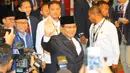 Capres nomor urut 02 Prabowo Subianto menyapa wartawan saat tiba di lokasi debat keempat Pilpres 2019 yang diselenggarakan KPU di Hotel Shangri-La, Jakarta, Sabtu (30/3). Debat dimoderatori Retno Pinasti dan Zulfikar Naghi. (Liputan6.com/AnggaYuniar)