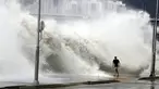 Seorang pria berjalan di pinggir pantai saat gelombang besar yang disebabkan oleh topan Chaba di Busan, Korea Selatan, 5 Oktober 2016. Topan Chaba berkecepatan 180 km per jam ini menyebabkan banjir bandang di Kota Busan. (REUTERS/Park Cheol-hong)