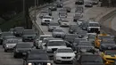 Berdasarkan data yang dirilis INRIX, pengguna kendaraan di Los Angeles menghabiskan rata-rata 104 jam dalam kemacetan sepanjang 2016, AS, Selasa (21/2). (AFP PHOTO/Justin Sullivan)