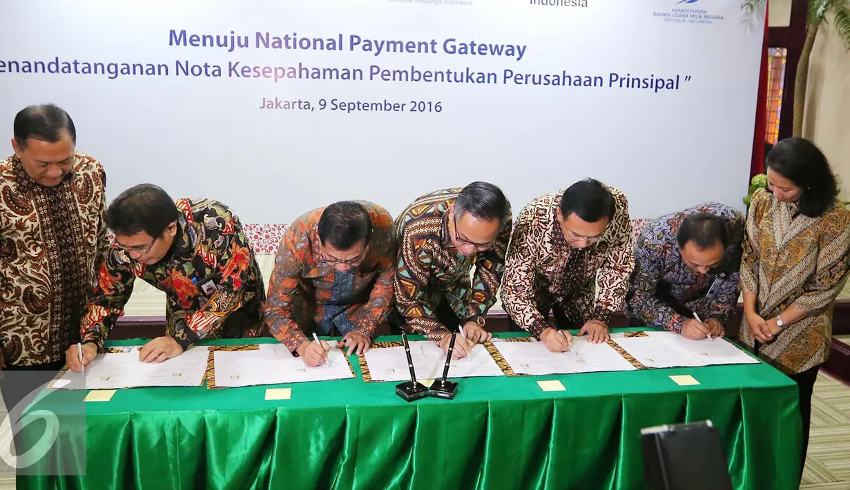 Menteri BUMN Rini Soemarno dan Gubernur BI Agus Martowardojo menyaksikan MoU sinergi pembentukan perusahaan prinsipal, Jakarta, (9/9). Perusahaan ini akan menjadi elemen penting dalam pembentukan National Payment Gateway. (Liputan6.com/Angga Yuniar)