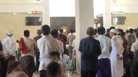 Jemaah Masjid Darul Falah panik saat Ustaz Yahya Waloni tak sadarkan diri (Liputan6.com/Istimewa)