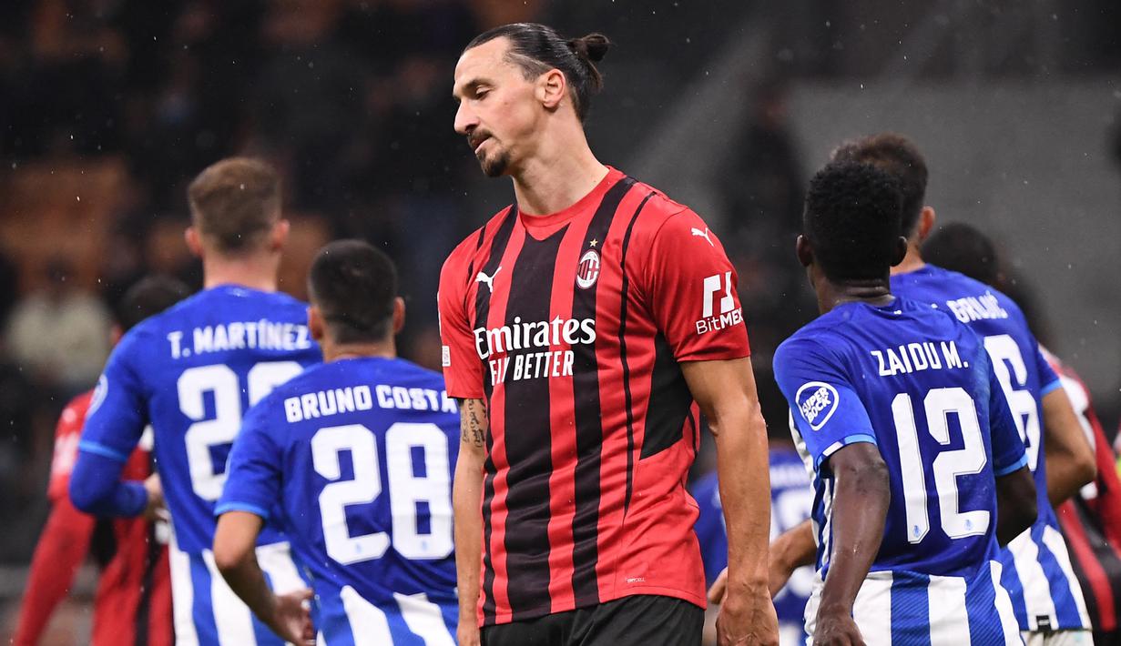 Zlatan Ibrahimovic yang masuk di babak kedua berhasil menggetarkan jala gawang Porto pada menit ke-83, dengan memanfaatkan umpan dari Theo Hernandez. Sayang gol tersebut dianulir lantaran Hernandez terjebak dalam posisi offside. (AFP/Marco Bertorello)