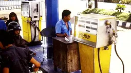 Mau isi Premix tapi isi dompet cukupnya buat premium, apa daya anak SMA. (Source: Instagram/@groupotomotif1990)