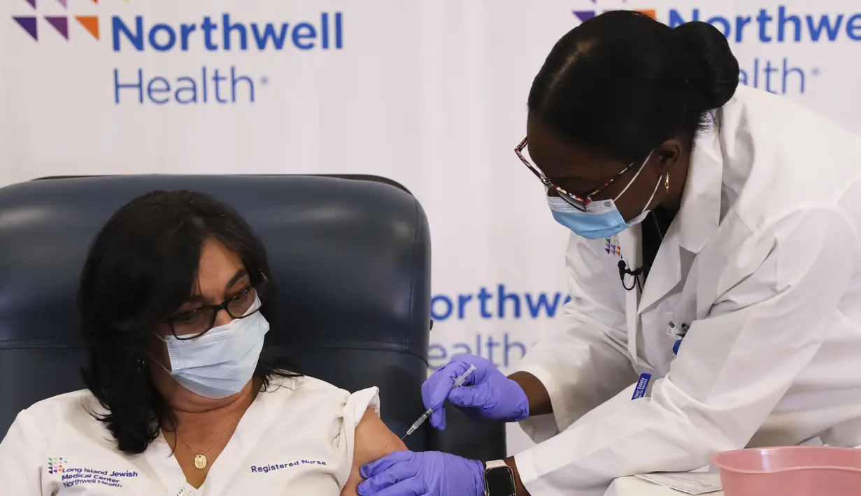 Stephanie Cal (kiri), perawat di Long Island Jewish Medical Center, menerima suntikan vaksin COVID-19 di New York, AS, 14 Desember 2020. AS mulai memberikan vaksin COVID-19 pertamanya pada (14/12) dengan dosis pertama disuntikkan kepada para petugas kesehatan dan staf panti wreda. (Xinhua/Wang Ying)